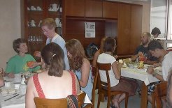 Desayuno jóvenes italianos en Vilarroja (Girona)