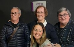 Dos miembros de la comunidad Nazaret Fe y Luz y la directora pedagógica del Col·legi Sagrada Família, acompañando con mucho cariño a la Hna. Melchora