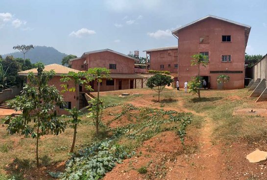 Vista desde la parte posterior del Centre Médical Catholique de Nkolondom.  De izquierda a derecha: Centro Dream, Consultas del Centro Médico, Maternidad y Hospitalización.