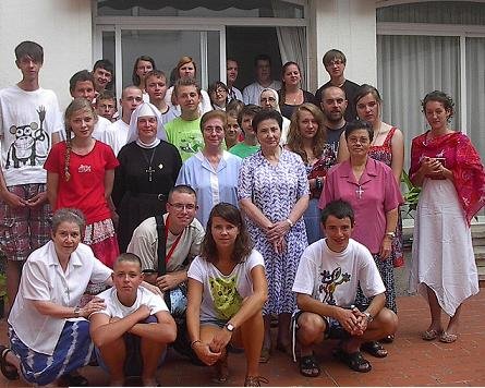 Jóvenes italianos con las hermanas en Vilarroja (Girona)