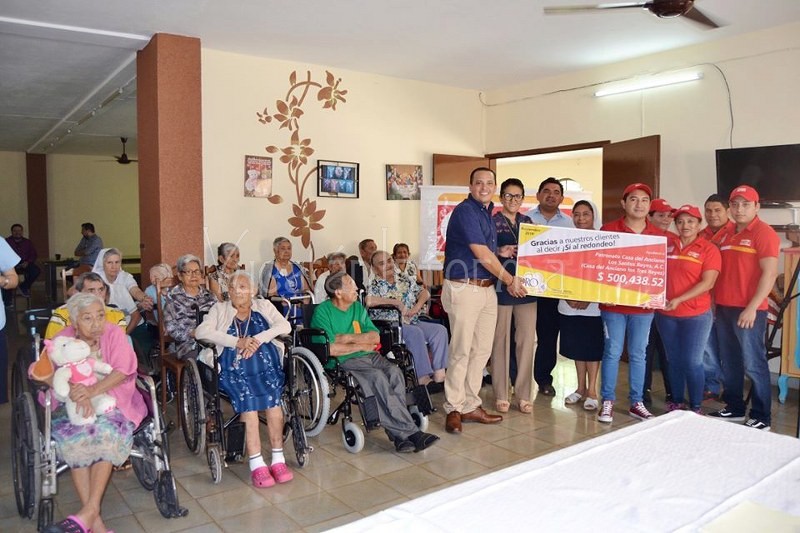 La empresa Oxxo hace un donativo a La Casa del Anciano Los Tres Reyes