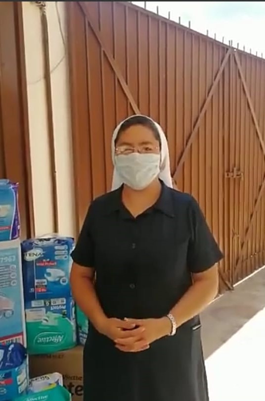 La Hermana María de la Luz Flores recibe la donación de pañales