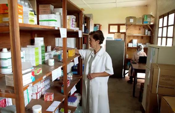 Hna Urbana Sancho en la farmacia del Centro de salud en Rubare-Congo