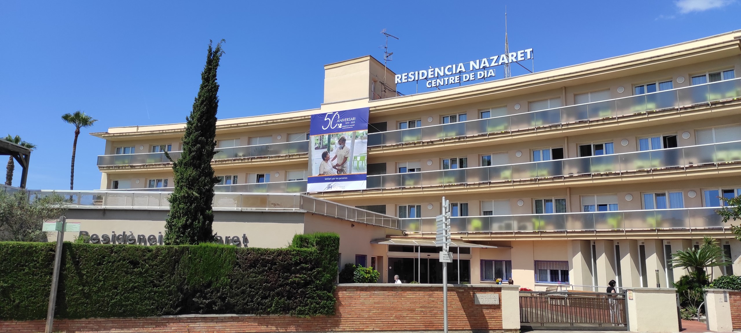 Fachada de la Residència Nazaret con la pancarta del 50 aniversario