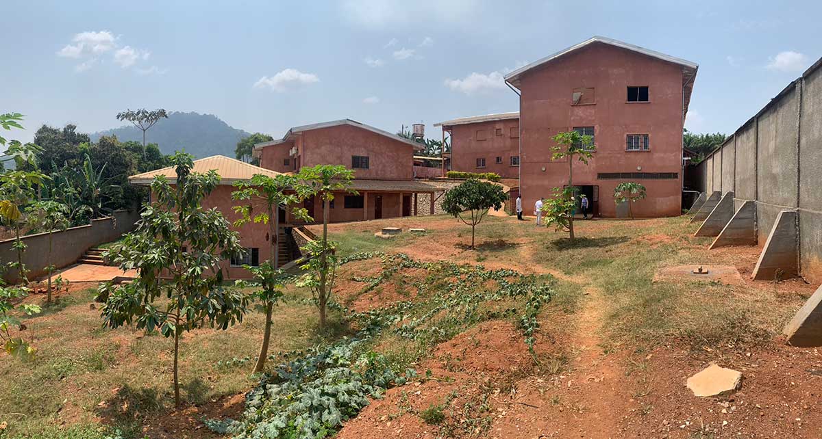Vista desde la parte posterior del Centre Médical Catholique de Nkolondom.  De izquierda a derecha: Centro Dream, Consultas del Centro Médico, Maternidad y Hospitalización.