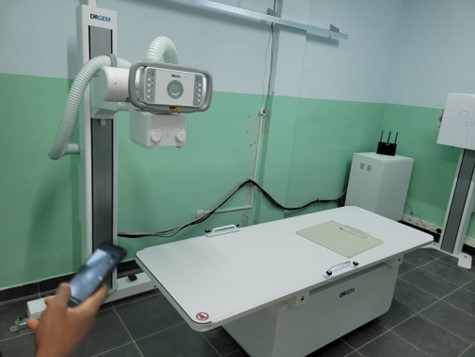Nueva sala y máquina de rayos X en el Centro Médico Católico de Nkolondom.