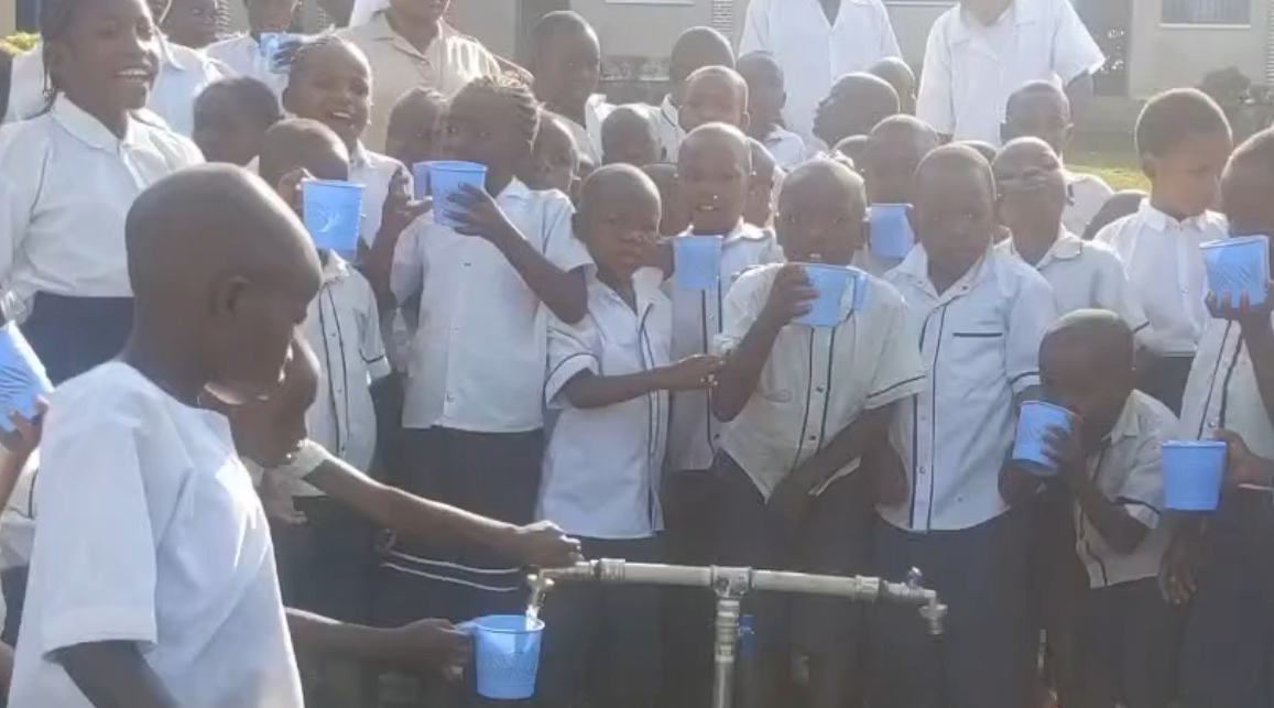 El agradecimiento del alumnado del Complexe Scolaire Saint Joseph de Rubare, en la República Democrática del Congo, por la fuente de agua. 