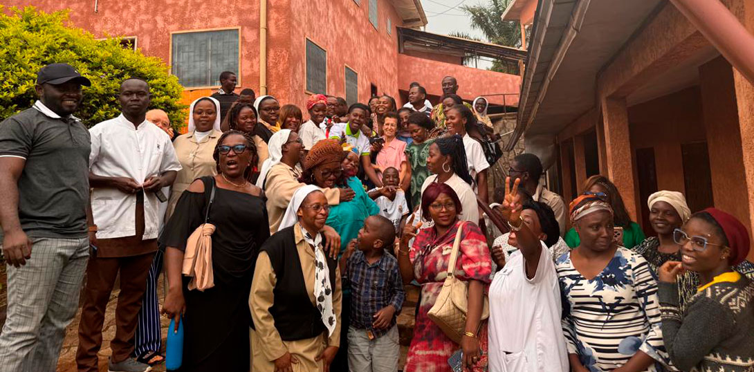 Foto de familia tras la celebración, en el Hôpital Catholique St. Joseph de Nkolondom.