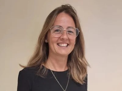 Es antigua alumna del Col·legi Sagrada Família, donde tiene una importante trayectoria pedagógica.