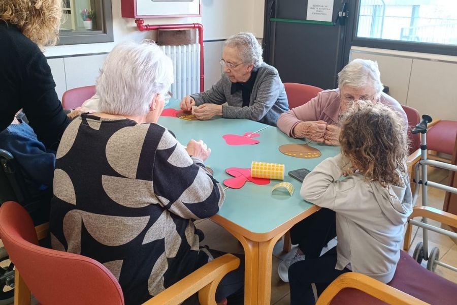 "A las personas mayores se les ilumina la cara con los niños y niñas", afirma el equipo de profesionales.