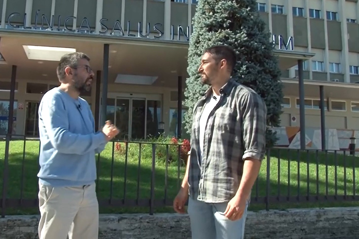 El psicólogo del Centro Simon Puig, junto al periodista de Banyoles TV Jordi Rull.