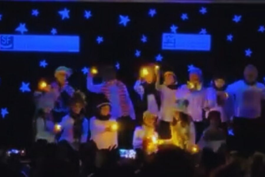 Una de las actuaciones del festival de Navidad en el Col·legi Sagrada Família.