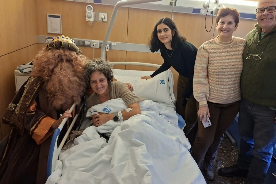 Visita del Rey Gaspar, repartiendo ilusión, en la Clínica Nostra Senyora del Remei.