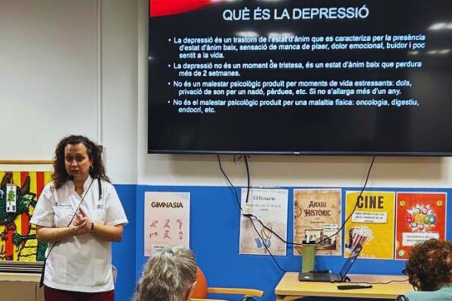 Ivette Casas Güell, psicóloga y neuropsicóloga, en un momento de la actividad con las personas residentes.