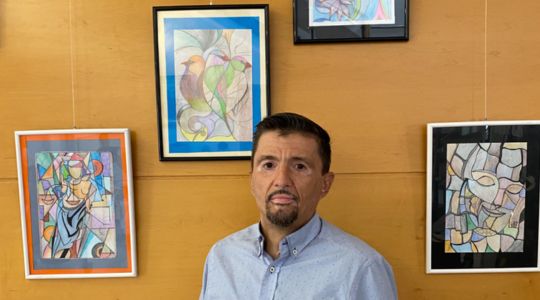 Vasile Andron, junto a parte de su colección de 50 obras que hablan de emociones y que pueden visitarse en la recepción y en una de las salas de visitas.