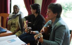 Hermanas tocando la guitarra