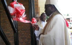 Bendición de la nueva casa de la Comunidad en Rubare (RDC).