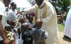 Bendición de la nueva casa de la Comunidad en Rubare (RDC).