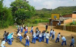 Niños de primaria jugando en la Granja Escuela Miravalle