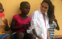 Anna con niños del poblado, en Guinea Ecuatorial