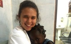 Anna con una niña, en el Centro de Salud, en Guinea Ecuatorial