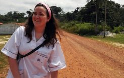 Helena camino del Centro de Salud, en Guinea Ecuatorial