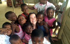 Helena con un grupo de niños, en Guinea Ecuatorial