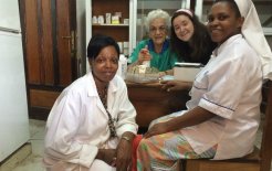Helena en la farmacia del Centro de Salud, en Guinea Ecuatorial