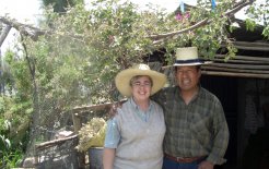 Hna. misionera del Instituto de Religiosas de San José de Gerona con un campesino de Perú