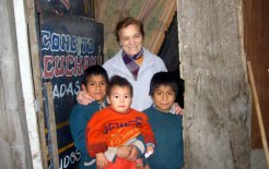 Hermana misionera del Instituto de Religiosas de San José con niños de Perú