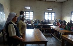 Una de nuestras hnas. misioneras en la escuela de mujeres de Rubare