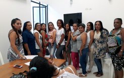 Las mujeres que han participado en el proyecto pueden ejercer su nueva profesión en el salón comunitario de belleza, en el sector de Siloé, en Cali.