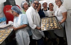 10 mujeres se han formado como panaderas y reposteras y actualmente trabajan en la panadería comunitaria en el sector de San Martín de Siloé.