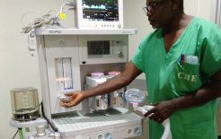 Médico anestesista del Centre Médical Catholique de Nkolondom