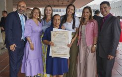 Hna. Martha y colaboradores con el reconocimiento