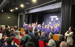 Actuación de los niños y niñas de infantil en el Col·legi Sagrada Família de Girona