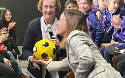 Regalando balones, en el acto de homenaje a la Hna. Melchora Terrados Rojo, Religiosa de San José de Gerona