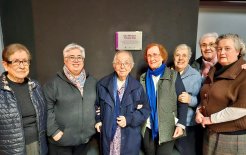 La Comunidad del Col·legi Sagrada Família de Vila-roja y la Hna. Melchora Terrados posando junto a la placa recién inaugurada