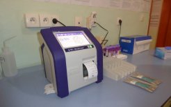 Nueva máquina CD4 en el laboratorio del Centro Dream (Centre Médical Catholique de Nkolondom, Camerún).