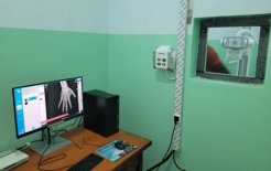 Oficina anexa para el técnico de radiología, con el equipamiento informático necesario. 