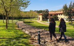 Casa Santa Elena, concebido como espacio de espiritualidad y hospedería, es modelo de un turismo ético y responsable, ante la demanda social de dar respuesta a la urgencia medioambiental provocada por el cambio climático, a las desigualdades y retos sociales.