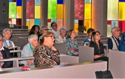 Público asistente en la Iglesia del Cura de Arcs, en Béziers.