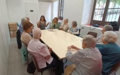 Jóvenes voluntarios y voluntarias, junto a personas mayores que viven en el centro residencial comparten actividades, aprendiendo unos de otros.