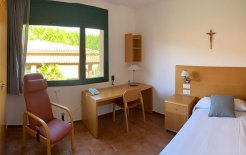 Una de las habitaciones, pensadas para el reposo y con mobiliario funcional para trabajo.
