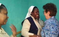 Acto de la nueva fundación, con la participación de la Hna. Trinidad Ruíz, Vicaria General.