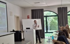 El Director General Corporativo, Lluís Viguera, habló de la importancia de los valores del Instituto y de crear esperanza en un mundo incierto. 
