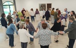 La participación activa de los asistentes. 