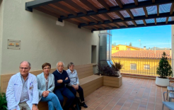 El gerente de la Clínica, Dr. Àngel Gómez, junto a la presidenta de la Fundació Oncolliga, Paqui Badosa, su delegada en Banyoles, Rosa Amorós, y el director de Oncotrail, Lluís Comet.