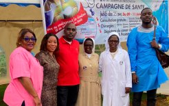 El equipo organizador de la campaña de salud en el Hôpital Catholique St. Joseph de Nkolondom, en Camerún.
