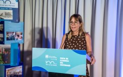 Raquel Briones, responsable de comunicación de la Clínica, hizo de conductora del acto.